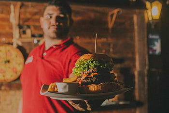 Gurmánský burger, hranolky, restaurace, Brazílie, Vnitřní stolování, vynikající jídlo, čtvercová bílá keramická deska, Osoba držící deska, burger s hranolky, Vnitřní restaurace, Gurmánský jídlo