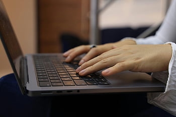 ラップトップの実践、 ノートパソコンのキーボード、 手を入力します、 屋内設定、 ビジネステーマ、 テクノロジーテーマ、 手タイピング、 ラップトップの使用、 作業環境、 キーボード、 プロの環境