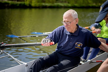 starší muž veslování, kánoe, řeka, Serene Lake, zdatnost, volný čas, venkovní aktivita, aktivní životní styl, vodní sport, starší muž, veslice