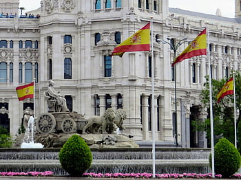 Cibelesova fontána, Palác komunikací, Madrid, Španělsko, Španělské vlajky, fontána, architektura, mezník, panoráma města, cestovní ruch, sochařství
