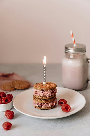 biscuit étagé, bougie, framboises, Milk-shake, Dessert de célébration, dessert savoureux, biscuits, friandise d'anniversaire, milk-shake rose, gâteau aux biscuits étagé, gâterie