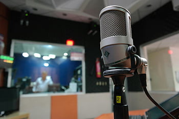 šedý kondenzátorový mikrofon, nahrávací studio, detail mikrofon, zvukař, rozmazané pozadí, Vybavení studia, zvukový záznam, stojan na mikrofon, Profesionální zvuk, studiový mikrofon, záznamový stánek
