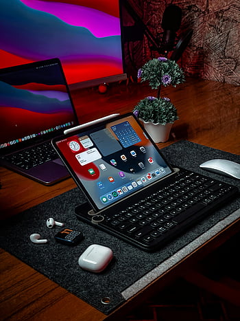 iPad Pro M1, macbook, mouse senza fili, Accessori tecnologici, scrivania di legno, Elegante spazio di lavoro, Spazio di lavoro moderno, airpods, tastiera, impostazione della scrivania, Configurazione tecnologica