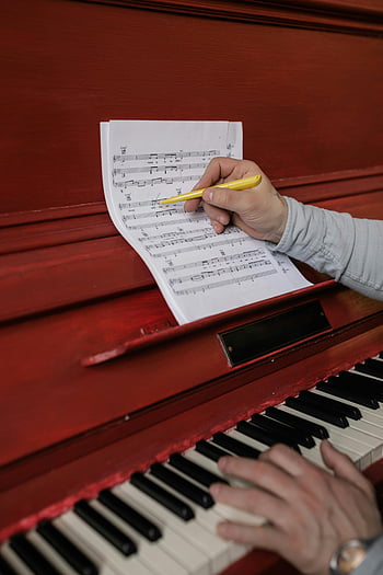 compositore, spartito, piano rosso, scrittura, avvicinamento, revisione, note musicali, tasti del piano, penna gialla, Composizione musicale, mani