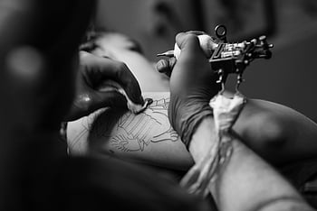 tetování, Černý a bílý, detail, návrh inkoustu, přesnost, soustředit se, proces tetování, Skin Art, modifikace těla, umělecké dovednosti, tetovací studio