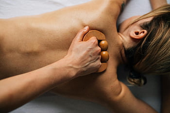 Masáž ženy, masáž zad, dřevěný nástroj, Vnitřní nastavení, klidné nastavení, Relaxační masáž, masážní terapie, lázeňská léčba, péče o tělo, wellness, zdraví