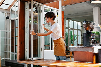 menonton dari jendela, kafe, Barista wanita, celemek, kedai kopi modern, Suasana yang ramah, jendela kedai kopi, Barista di tempat kerja, Interior kedai kopi, penggiling kopi