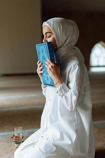femeie, îmbrăcăminte tradițională, ținând Coranul, moschee, credinţă, Cămașă cu mânecă lungă albă, carte albastra, hijab, spiritual, religios, rugăciune