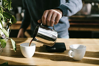 Wylewanie kawy, biały kubek ceramiczny, Gorąca kawa na parze, Przytulne ustawienie wewnętrzne, Wylewa barista, biały kubek, Scena kawy w pomieszczeniach, przygotowanie kawy, chwila kawy, Styl życia kawy, kultura kawy