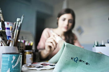 pittura di donna, studio d'Arte, pennelli, forniture d'arte, artista focalizzato, processo di pittura, ambiente in studio, spazio di lavoro creativo, artista al lavoro, strumenti di pittura, creazione d'arte