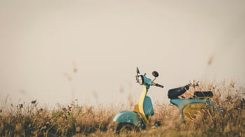 moto retrò, prato erboso, natura, giallo e blu, Scooter d'epoca, Meadow pacifico, nostalgia, scena all'aperto, veicolo classico, ambiente di campagna, paesaggio scenico