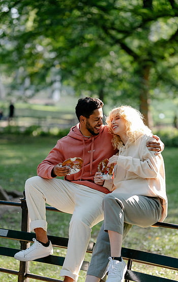 coppia, panchina del parco, salatini, risata, Impostazione verde lussureggiante, uomo e donna, sorridente, abbracciare, gioioso, all'aperto, coppia nel parco