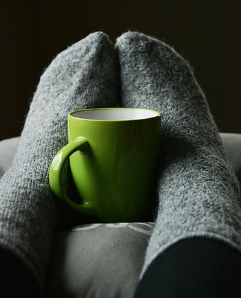 tazza di ceramica verde, calzini di lana grigia, Accogliente scena interna, rilassamento, Atmosfera calda, comfort interno, tazza accogliente, Rilassamento dei piedi, calzini accoglienti, Rilassamento indoor