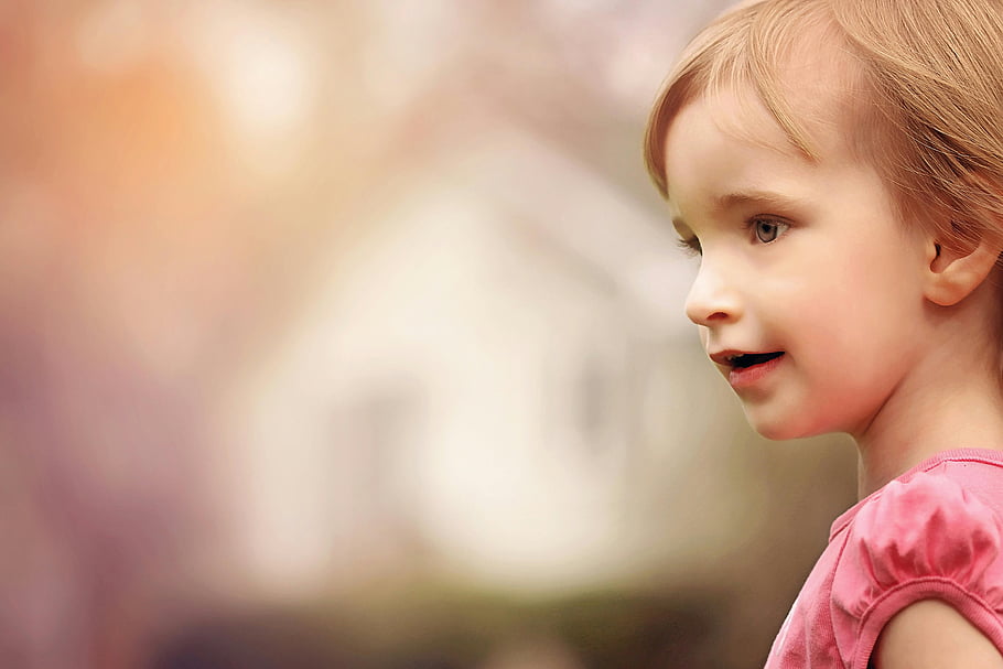 dívka v růžové košili, zblízka fotografie, Okouzlující vedlejší profil, šťastná mladá dívka, měkké rozmazané pozadí, dítě portrét, růžové tričko, boční pohled, mladá dívka, rozmazané pozadí, šťastné dítě