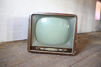 빈티지 브라운 CRT TV, 쪽모이 세공 마루 바닥재, 소박한 나무 바닥, 버려진 방, 먼지가 많은 바닥, 나무 텔레비전, 빈티지 TV, 오래된 텔레비전, 레트로 TV, 골동품 TV, 빈티지 전자 장치