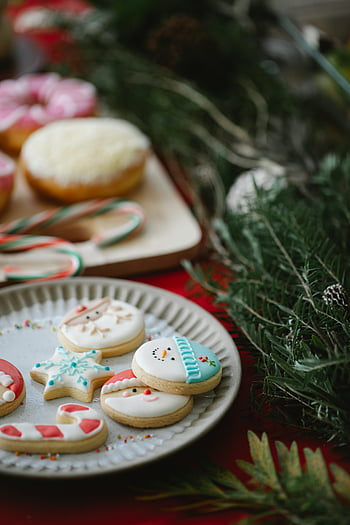 julkakor, hemlagade kakor, Dekorerat julbord, festlig bordsinställning, semesterfirande, polkagrisar, julpynt, jul desserter, julfest, julmat