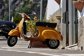 scuter portocaliu, parcat pe trotuar, scuter galben vintage, stradă italiană însorită, scuter fermecător, Scuter vintage, Decor stradal italian, Scooter a parcat, Sunny Street, scuter de epocă, scuter galben