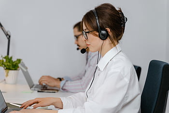 agent call centra, boční pohled, služby zákazníkům, sluchátka, zaměřená podpora, pracovní, Kancelářské prostředí, profesionální, nastavení stolu, laptop, rostlinná výzdoba