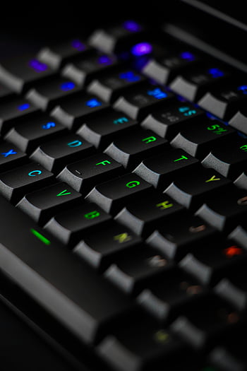keyboard komputer hitam, fotografi jarak dekat, keyboard gaming berlampu neon, lampu latar berwarna-warni, tampilan terperinci, keyboard gaming, keyboard hitam, kunci warna -warni, tampilan dekat papan ketik, pengaturan game, Pencahayaan keyboard