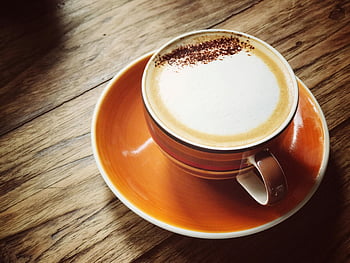 tasse de café en céramique marron, soucoupe, café moka crémeux, coupe orange, table en bois rustique, fermer, tasse de café, table en bois, café, rustique