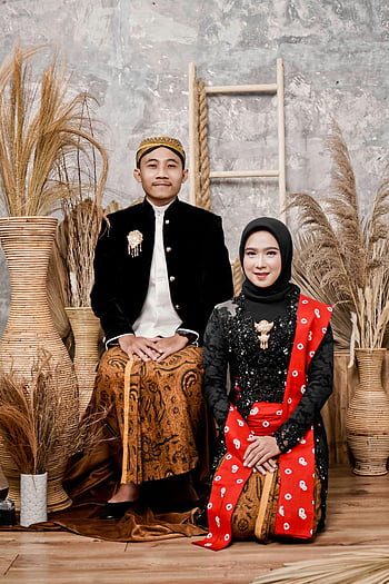 indonesisk par, Traditionel bryllupsantøj, Kulturel indretning, Unge asiatiske par, Elegant portræt, Traditionelle kjoler, mand og kone, asiatiske bryllup, indonesisk kultur, bryllup foto, Traditionel mode
