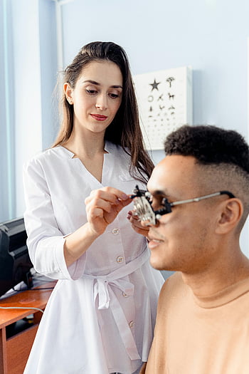 optometrista, esame oculistico, lente di prova ottica, paziente maschio, dottoressa, grafico degli occhi, Professionista medico, Test della visione, cura degli occhi, assistenza sanitaria, impostazione clinica