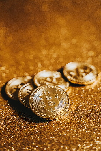 bitcoinové mince, zlaté pozadí, cryptocurrency, Digitální finance, detailní záběr, třpytivé zlato, Finanční symbol, digitální měny, zlaté mince, bitcoin, finance