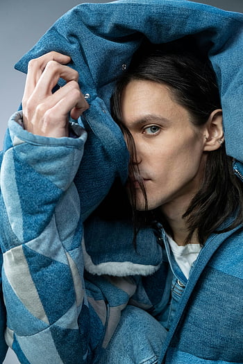 pria, jaket denim, berpose, potret studio, mode modern, gaya, jaket biru, gaya berpakaian, tembakan studio, model pria, busana denim