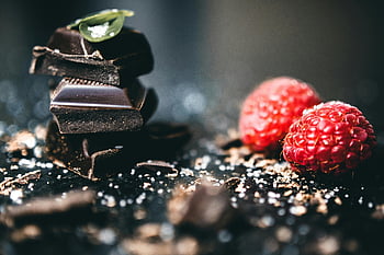 Schokolade, Himbeere, Dessert, Nahansicht, dunkle Schokolade, frische Himbeeren, künstlerisch, Dessert -Bilder, Food-Fotografie, süße Leckereien, Genuss