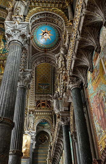 Basilica di Notre Dame de Fourvière, Interno della chiesa gotica, lione, intricati dettagli architettonici, mosaici vibranti, colpo basso angolo, interno della chiesa, architettura religiosa, design ornato, chiesa storica, arte religiosa