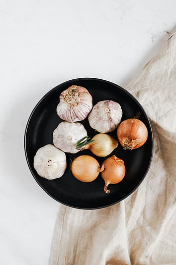 cibule, česnek, Černé jídlo, režijní pohled, česnek cibule, celá cibule, černá deska, Povrch povlečení, fotografování potravin, Kuchyňské ingredience, přírodní ingredience