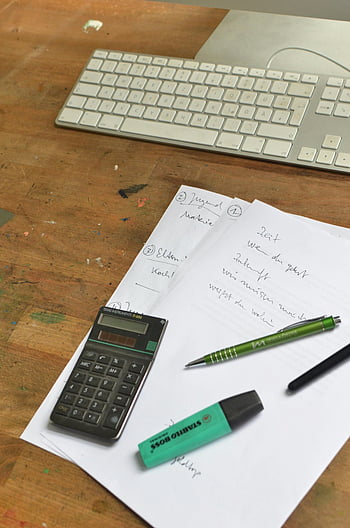 Arbeitsplatz, Taschenrechner, Papierblätter, Stifte, Tastatur, Schreibwaren, Holztisch, High Angle View, Bürobedarf, Schreibtisch-Setup