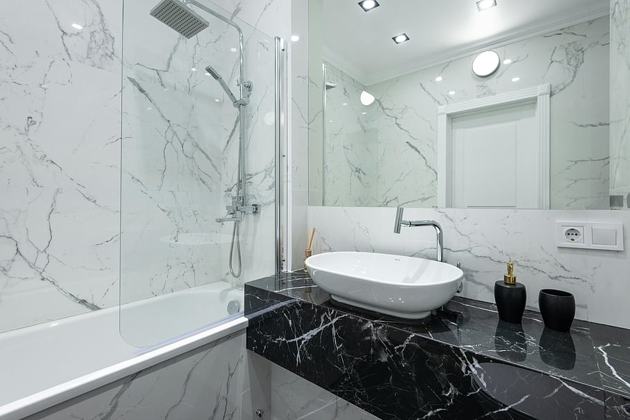 bagno curioso, pareti di marmo, lavandino della nave, infissi contemporanei, bagno moderno, piano di lavoro in marmo, doccia in vetro, marmo bianco, marmo nero, Design del bagno, bagno di lusso