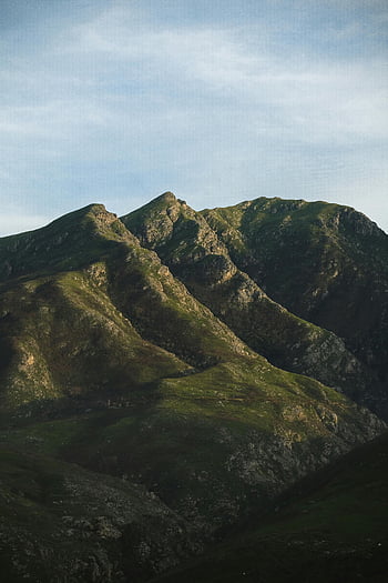 Green Mountain Slope, üppige Bergkette, Sonnenaufgang, knysna, Südafrika, Gelassene Ansicht, Berggipfel, natürliche Landschaft, grüne Hügel, felsiges Gelände, Morgenlicht