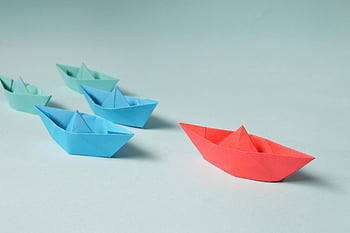 paper boats, solid surface, colorful origami, leadership concept, teamwork concept, red paper boat, blue paper boats, arrangement, leadership, teamwork, origami boats