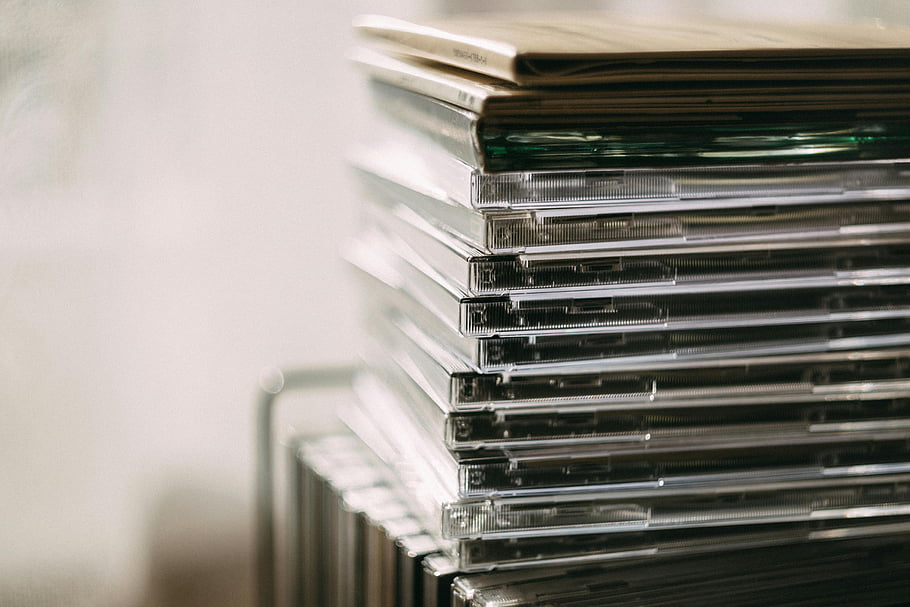 tapauksissa, läpinäkyvät CD-kotelot, CD -pino, asetelma sävellys, siististi linjassa, pino CD-levyjä, valikoituja cd-tapauksia, CD-kokoelma, musiikin säilytys, CD-levyjen kotelot, mediavarasto