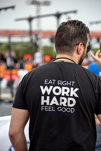 やる気を起こさせるTシャツ、 屋外の集まり、 正しく食べる、 一生懸命働く、 気持ちがいい、 背面図、 着ている男、 プリントシャツ、 心に強く訴えるメッセージ、 イベント参加者、 ライフスタイルの動機付け