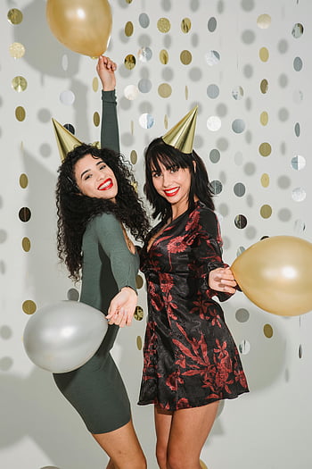 slanke vrouwen, jurken, Gouden verjaardagskappen, ballonnen, binnenshuis vieren, Feestmutsen, vreugde, feestelijkheid, feestelijke sfeer, Binnenviering, feestviering