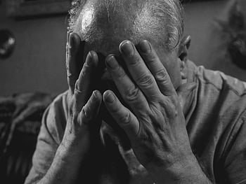 starší muž, krycí obličej, fotografie ve stupních šedi, smutek, stres, emocionální, ruce, Černý a bílý, letitý, zoufalství, Deprese