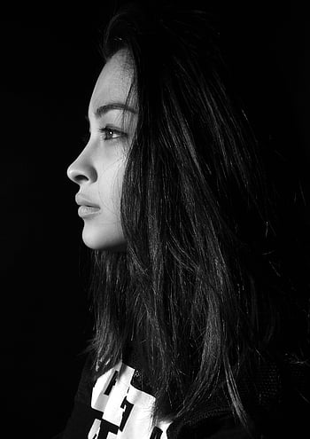 女性の顔、 黒と白、 サイドプロファイル、 長い髪、 暗い背景、 モノクロの肖像画、 女性のプロフィール、 ハイコントラスト、 芸術的な写真、 白黒写真、 女性の側面図
