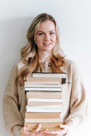 Mujer que lleva libros, mujer rubia, Gran pila de libros, mujer sonriente, mujer joven, Amante de libros, educación, leyendo, estudiar, Atuendo casual, Fondo blanco