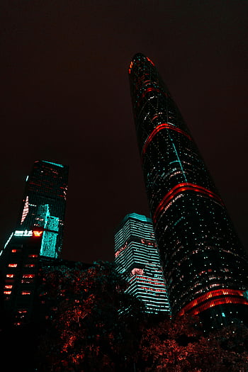 LINIA GUANGZHOU, Podświetlone drapacze, architektura nowoczesna, pejzaż miejski w nocy, żywe światła, Zdjęcie pod niskim kątem, Widok wieczornego miasta, Miejski krajobraz, cuda architektury, fotografia nocna, Budynki Guangzhou