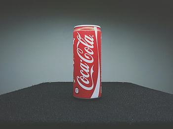 κόκα κόλα, κουτάκι σόδα, κλασικό Coca-Cola, σκοτεινή επιφάνεια, ελάχιστο φωτισμό, κόκκινο δοχείο, ποτό, αναψυκτικό, ανθρακούχο ποτό, εικονική μάρκα, φωτογραφία προϊόντος