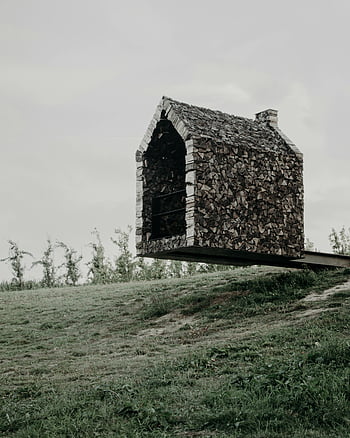 dřevěné kresby, travnaté hřiště, Helsheaven, Plovoucí dřevěná kaple, sochařství, Venkovské Belgie, umění a přírody, venkovní umělecká instalace, moderní socha, krajina umění, soudobé umění