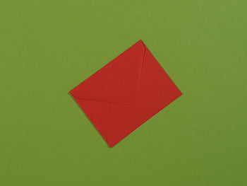 빨간 봉투, 녹색 배경, 닫다, 실물 모형, 대각선 배치, 빨강 및 녹색, 봉투 디자인, 간단한 배경, 제품 사진, 최소한의 디자인, 봉투 모형
