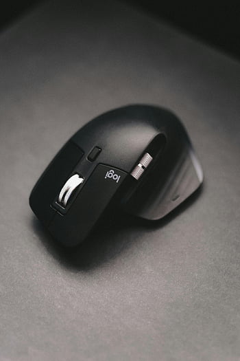 mouse komputer nirkabel, bidikan close-up, tikus hitam ramping, desain modern, permukaan matte, mouse logitech, tikus ergonomis, teknologi nirkabel, aksesori komputer, peralatan Kantor, gadget teknologi