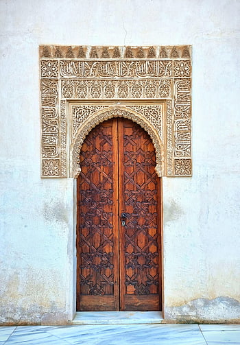 hnědé dřevěné dveře, Elegantní maurské dveře, detailní kamenný oblouk, Granada Španělsko, vyřezávané dřevěné dveře, maurské architektury, kamenný oblouk, zdobené dveře, historické dveře, kulturní dědictví, architektonický detail