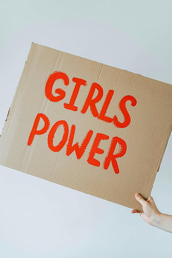 jenters kraft, pappskilt, myndiggjøring, nærbilde, holde hender, protest tegn, Feministisk melding, Likestilling, aktivistsymbol, Oransje tekst, kvinnelig empowerment