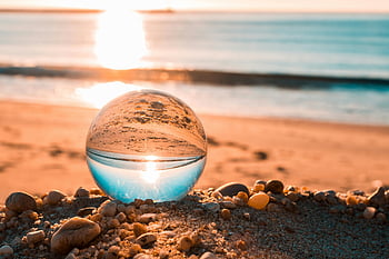 przezroczysta szklana kula, brązowe piaski, scena na plaży, lensball, Odbicie wschodu słońca, widok na ocean, Spokojna plaża, Wschód słońca nad oceanem, fotografia plażowa, Fotografia Lensball, sunrise lensball