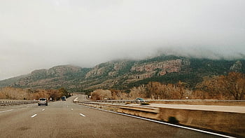 Foggy Highway, skalnaté hory, roquebrune-sur-argens, Francie, pohled, 4-lane silnice, během dne, auta na silnici, pohled do údolí, horské krajiny, mlhavé krajiny